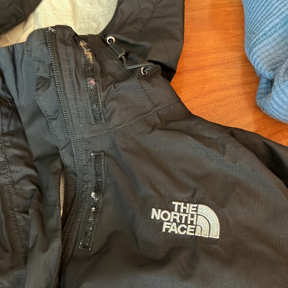 The North Face Women’s Venture 2 Waterproof Hooded Rain Jacket - Picture 3 of 7